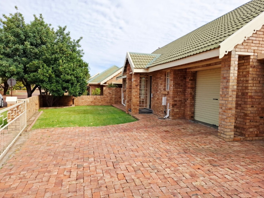 3 Bedroom Property for Sale in Langenhovenpark Free State